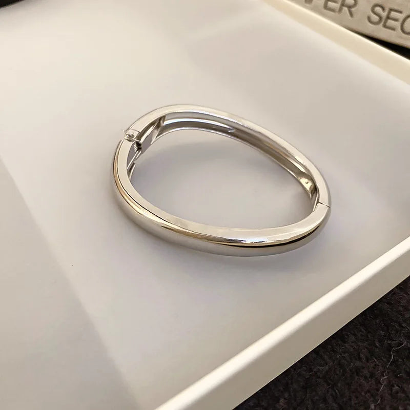 Bracelet manchette ouvert rond en zircon plaqué or pour femme – Bracelet jonc orné de strass, ajustable, bijou idéal pour les fêtes et les mariages