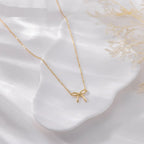 Collar con colgante de lazo delicado: gargantilla chapada en oro y plata para mujer
