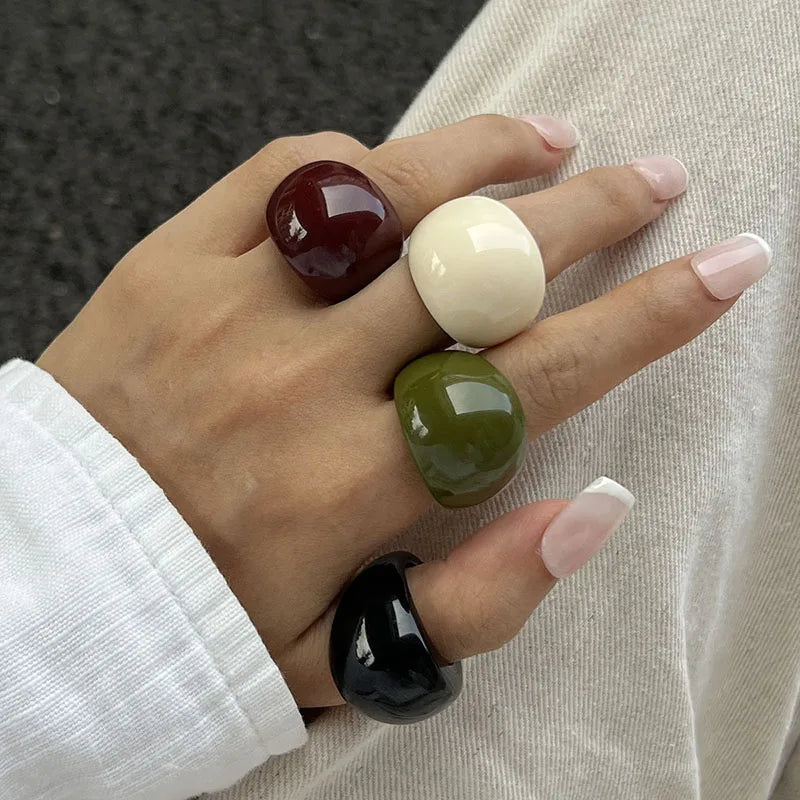 Bague vintage irrégulière en résine acrylique pour femme – Bague bohème géométrique tendance, bijou de mode au design lisse et esthétique