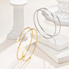 Brazalete minimalista chapado en oro: una joya moderna y llamativa para mujer.
