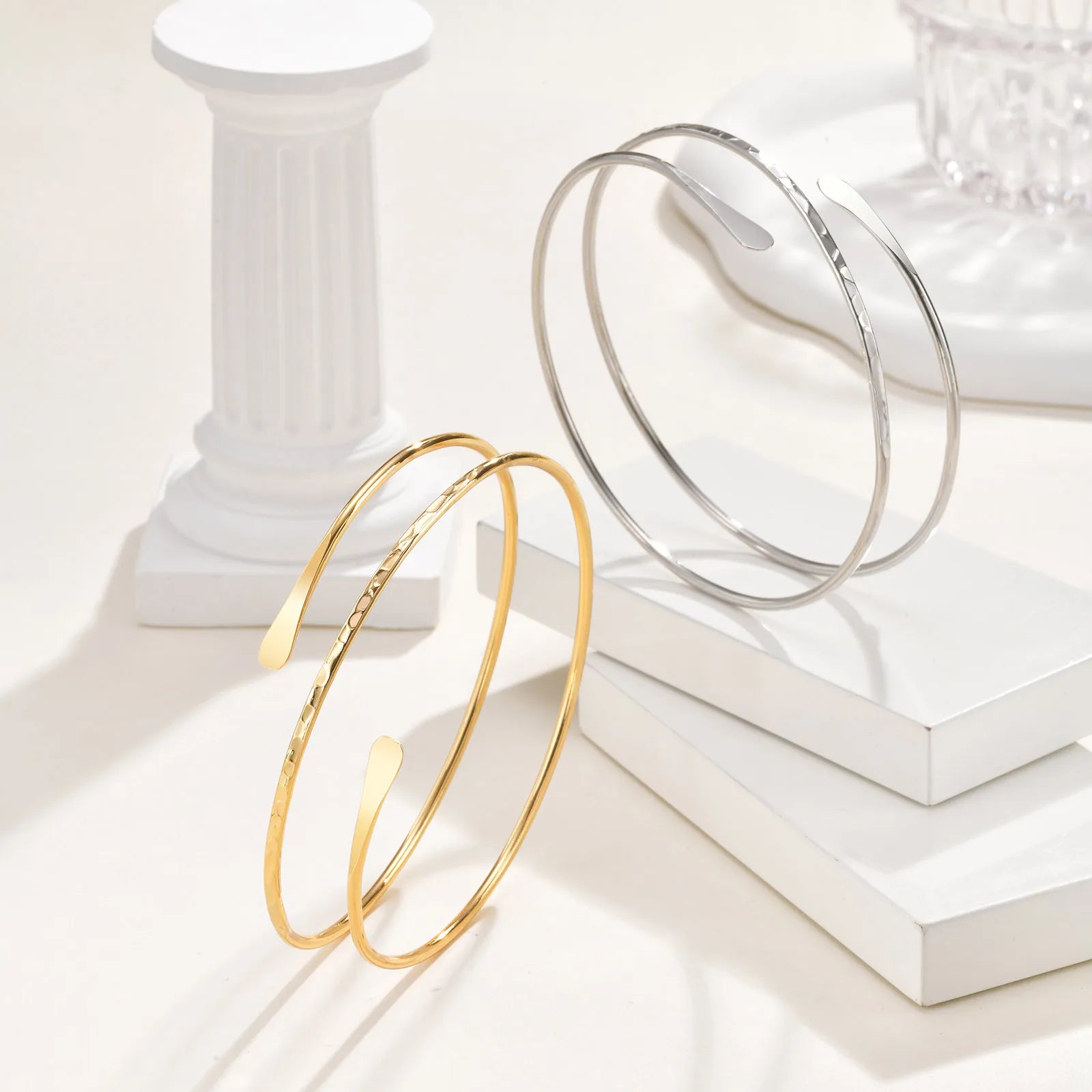 Brazalete minimalista chapado en oro: una joya moderna y llamativa para mujer.