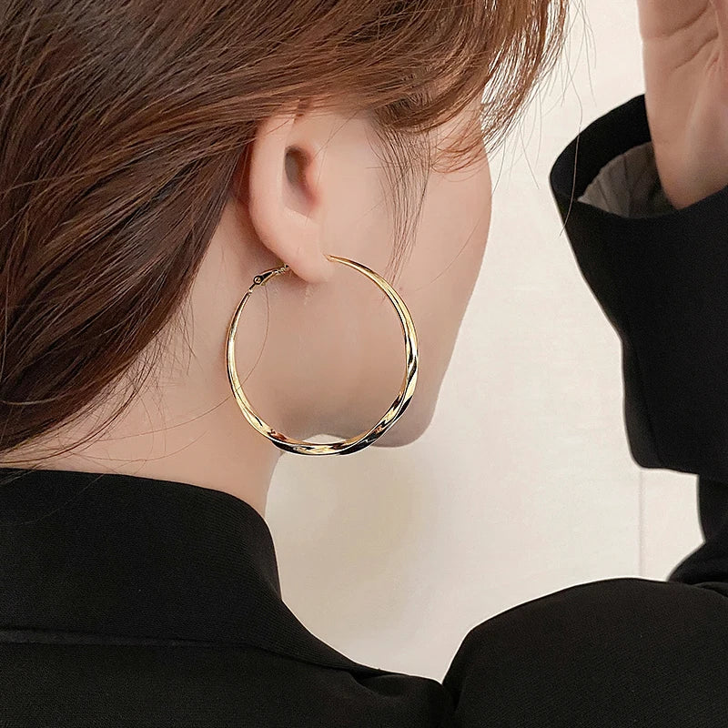 Aros dorados Mobius Twist: aros clásicos de 50 mm para mujer