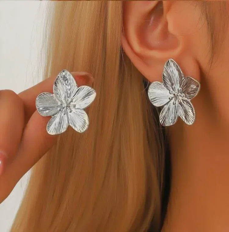 Boucles d'oreilles créoles dorées à double couche et fleurs creuses – Design ethnique vintage pour femme