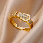 Bague ouverte géométrique ELARIAH plaquée or 18 carats et zircon – Alliance ajustable en acier inoxydable pour femmes, idéale pour les mariages et les fêtes.