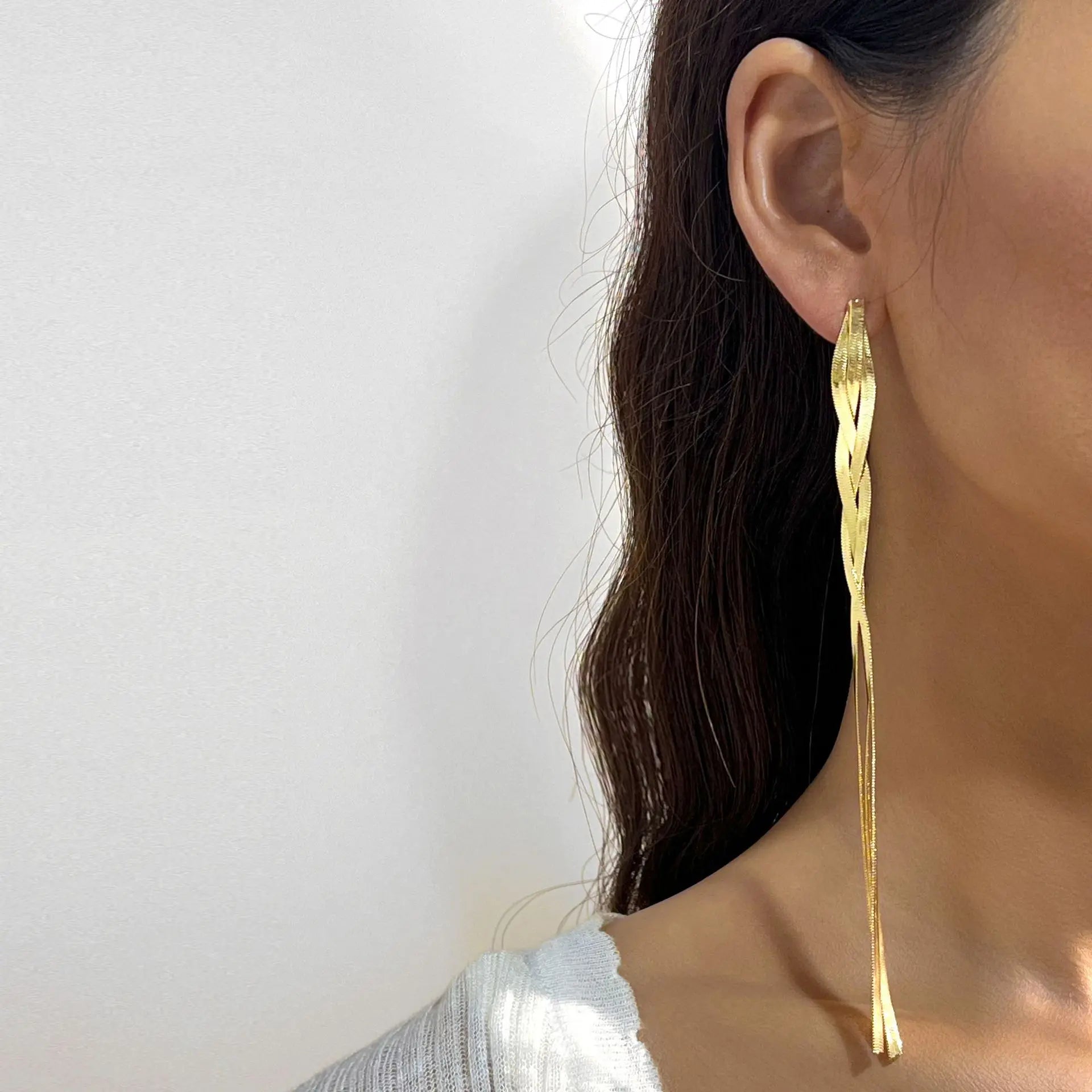 Pendientes llamativos con borlas doradas y brillantes: elegante diseño largo para mujer
