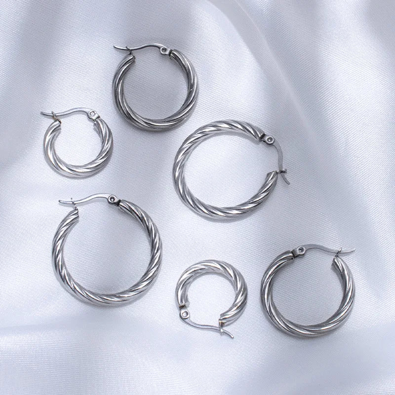 Pendientes de aro redondos trenzados clásicos: acero inoxidable, estilo vintage, dorados y plateados.