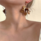 Pendientes de aro con flores de resina blanca y marrón de moda: diseño llamativo de gardenia