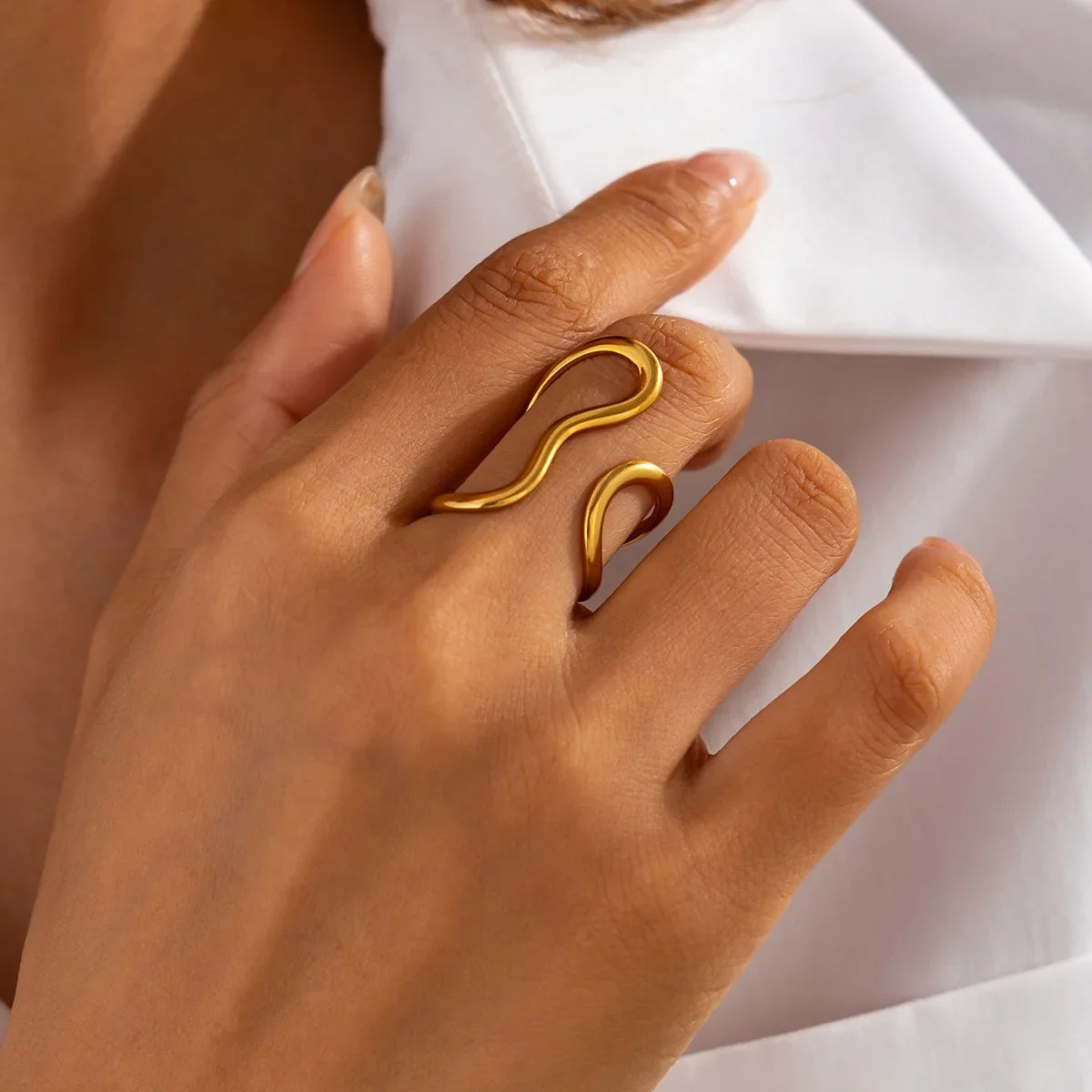 Bague cocktail géométrique Elariah en acier inoxydable plaqué or 14 carats – Bague de soirée audacieuse pour femme