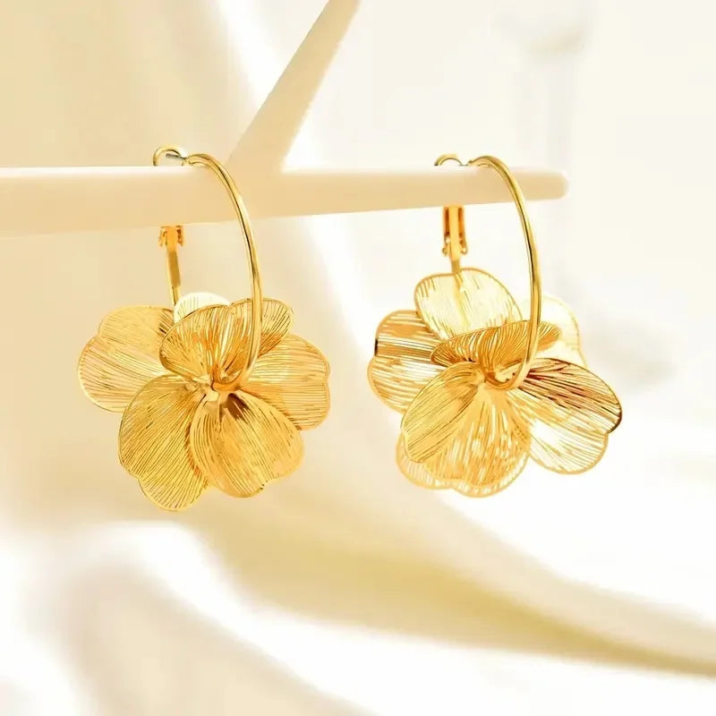 Pendientes de aro dorados de doble capa con flores huecas: diseño étnico vintage para mujer.