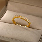 Bague ouverte géométrique ELARIAH plaquée or 18 carats et zircon – Alliance ajustable en acier inoxydable pour femmes, idéale pour les mariages et les fêtes.
