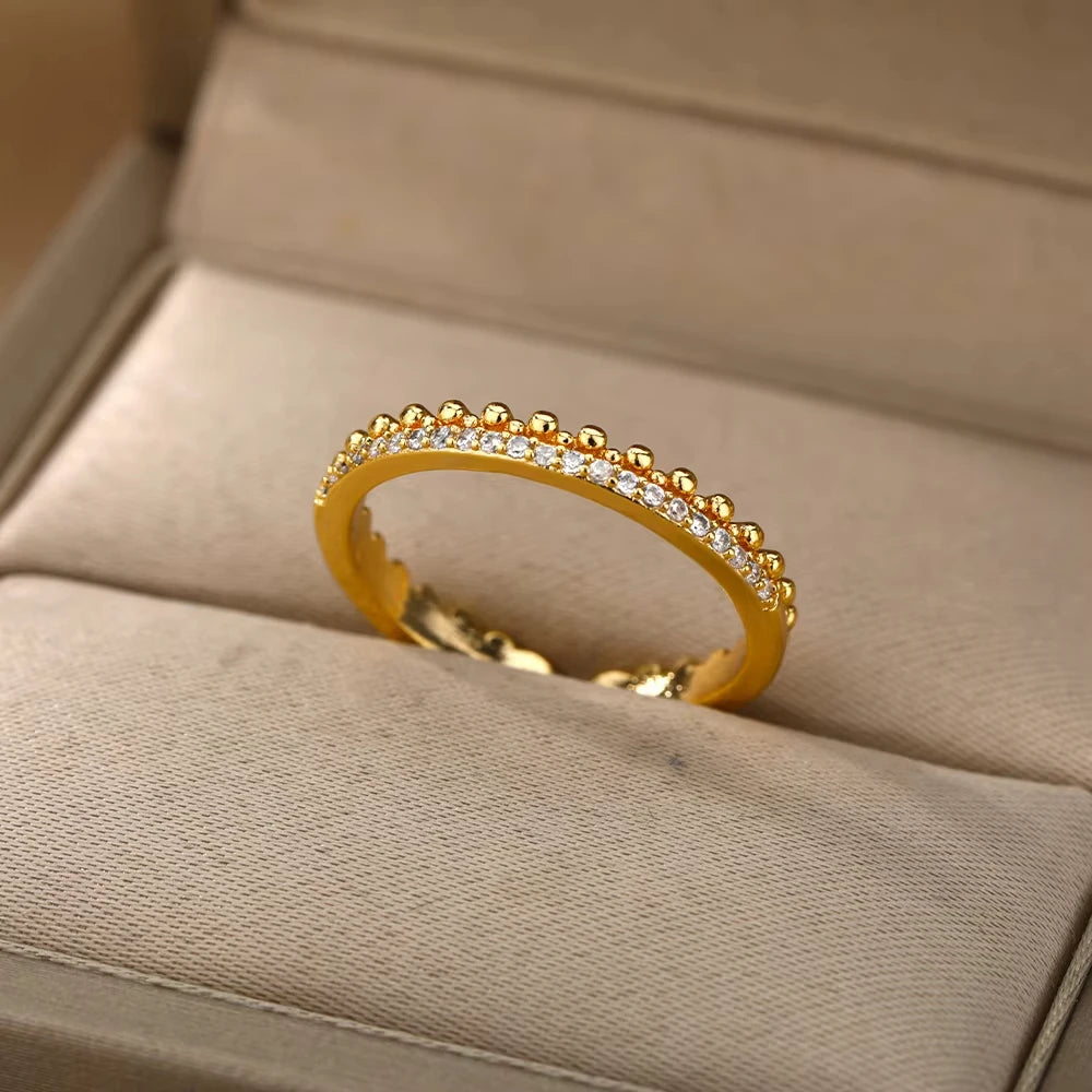 Bague ouverte géométrique ELARIAH plaquée or 18 carats et zircon – Alliance ajustable en acier inoxydable pour femmes, idéale pour les mariages et les fêtes.