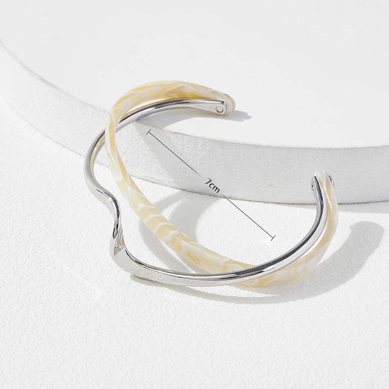 Bracelet jonc ouvert géométrique en acrylique blanc en forme de C pour femme – Bracelet manchette minimaliste en métal, bijou tendance moderne à offrir