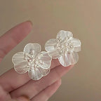Pendientes de aro con flores de resina blanca y marrón de moda: diseño llamativo de gardenia