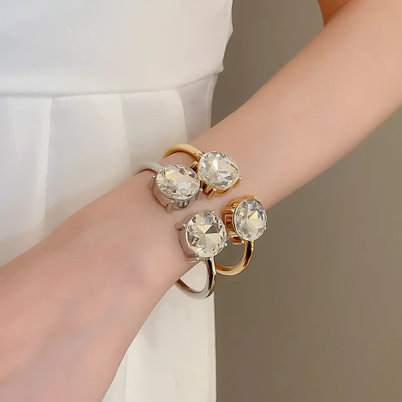 Bracelet manchette ouvert rond en zircon plaqué or pour femme – Bracelet jonc orné de strass, ajustable, bijou idéal pour les fêtes et les mariages