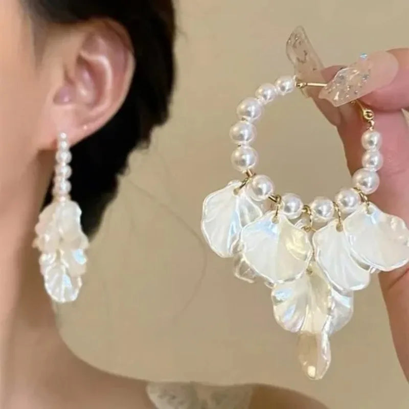 Boucles d'oreilles pendantes en forme de boule de pétales de perles – Boucles d'oreilles longues géométriques à fleurs pour femmes