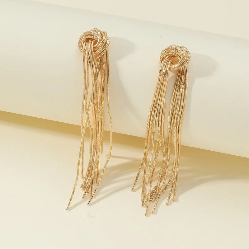 Pendientes largos de borlas de lujo exagerados: joyería llamativa con cadena geométrica dorada