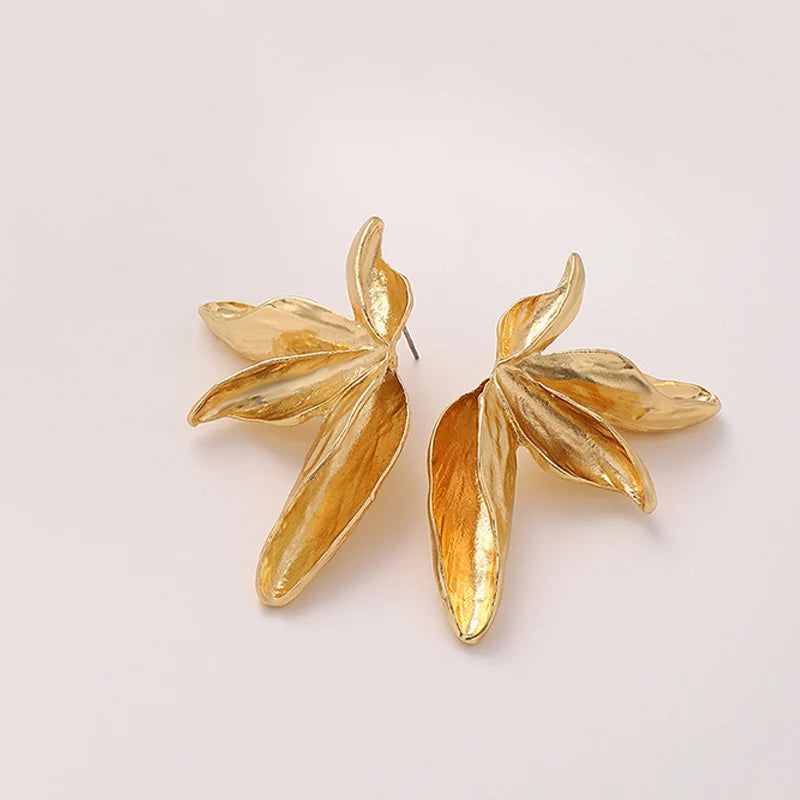 Pendientes grandes de metal texturizado con forma de flor: joyas llamativas para mujer
