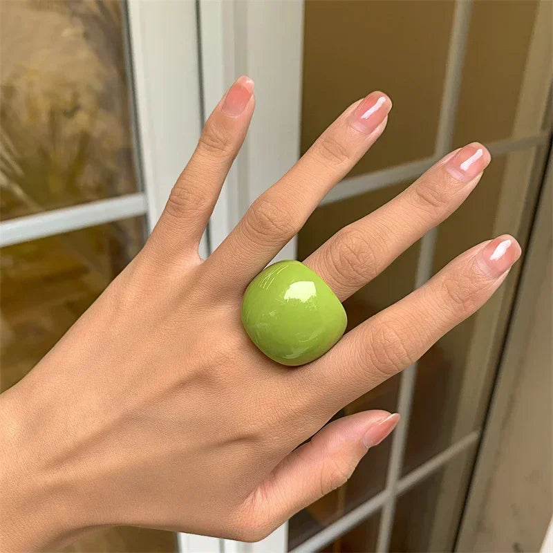 Bague géométrique en acrylique aux couleurs acidulées pour femme – Bague tendance en résine, bijou de soirée léger et élégant